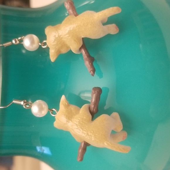 Cat  & Pearl  Dangle Earrings NWOT - Picture 2 of 2